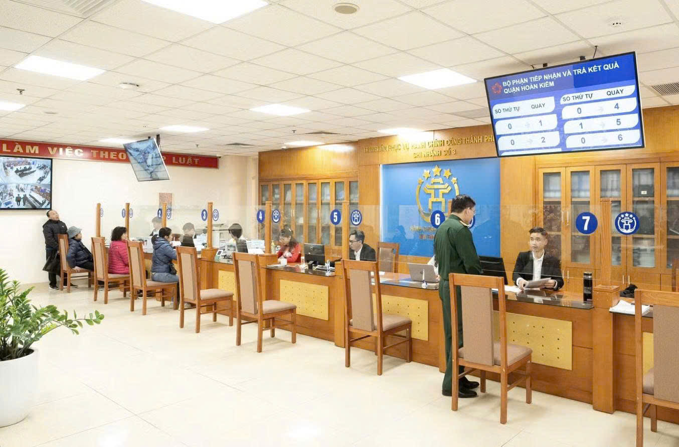 Bí thư Hà Nội chỉ đạo xử lý cán bộ từ chối xác nhận ủy quyền cho người 97 tuổi - Ảnh 2.