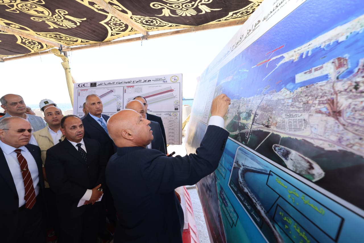 وزير النقل يتفقد مشروعات ميناءي الإسكندرية والدخيلة  (4)