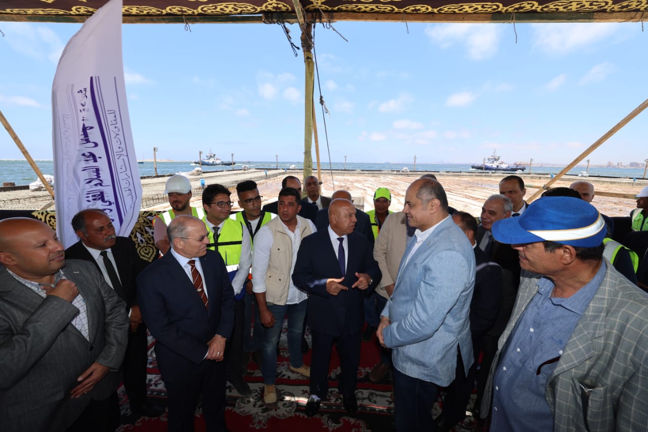 وزير النقل يتفقد مشروعات ميناءي الإسكندرية والدخيلة  (5)