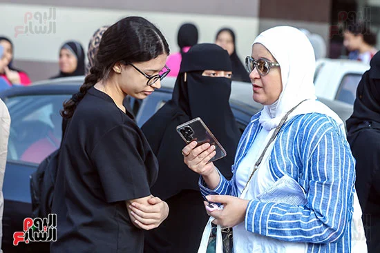سيدة تؤازر ابنتها