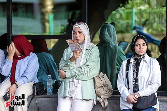 طالبة تراجع دروسها