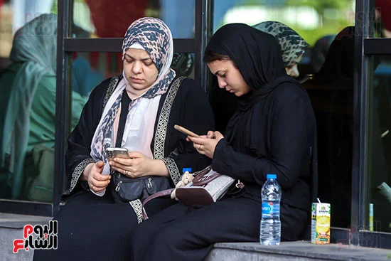 حرص السيدات على مؤازرة الطالبات