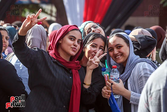 طالبات تشير بعلامة النصر