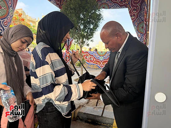 تفتيش قبل الامتحان (1)