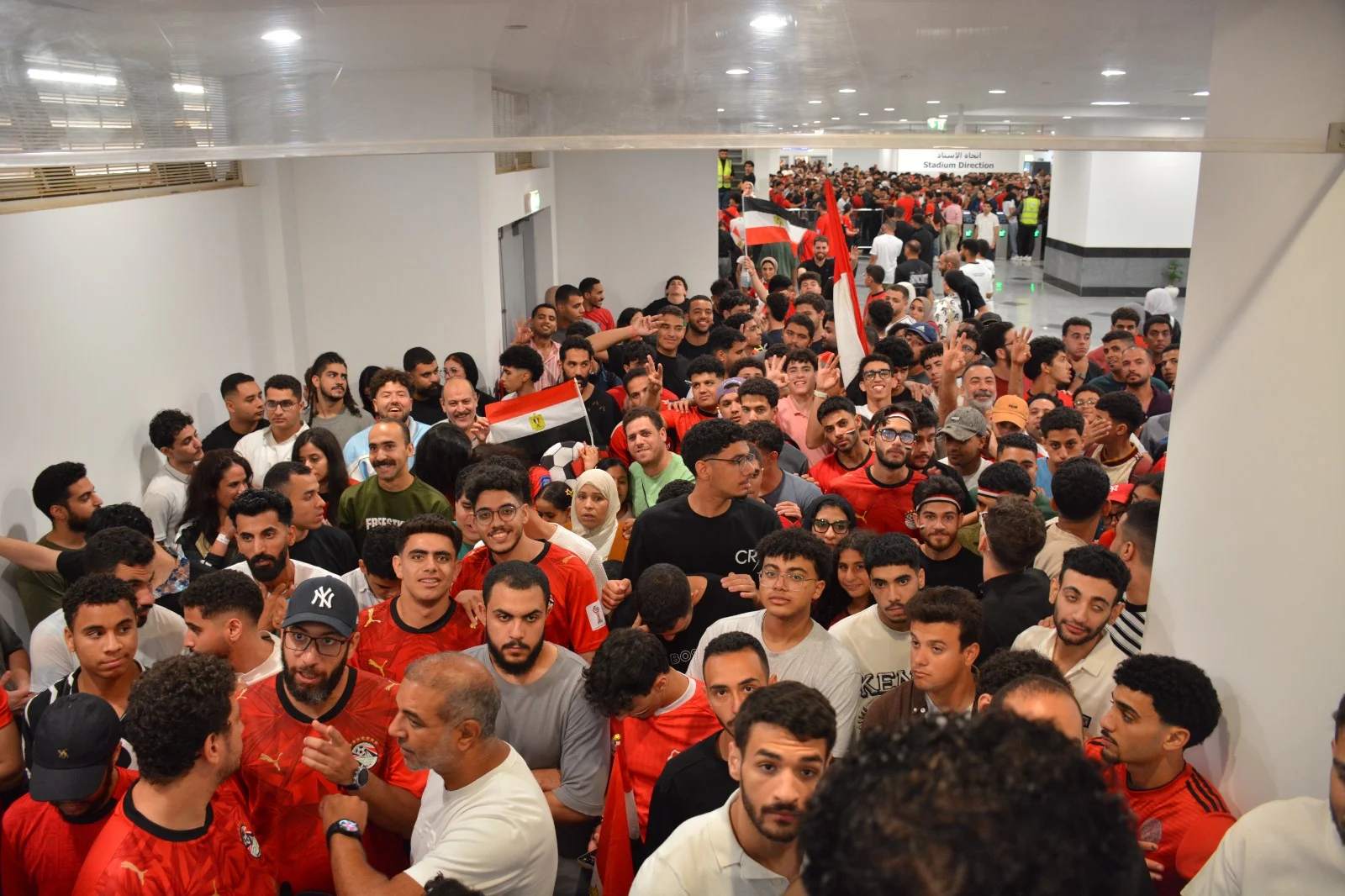 مونوريل شرق النيل وسيلة الجماهير لتشجيع مصر في العاصمة الجديدة (9)
