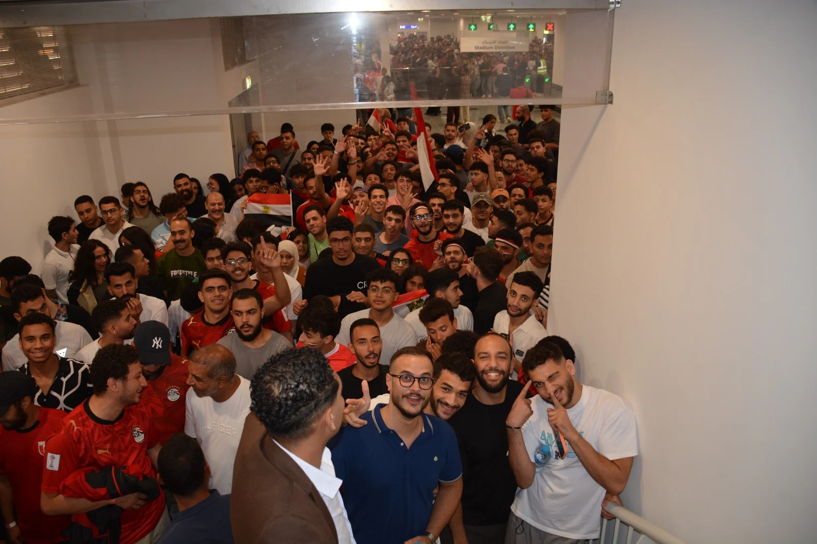 مونوريل شرق النيل وسيلة الجماهير لتشجيع مصر في العاصمة الجديدة (11)