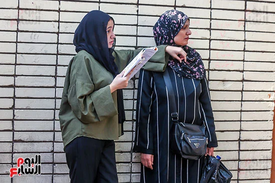 طالبة تذاكر قبل الامتحان