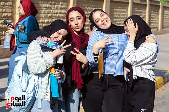 الطابات تشير بعلامة النصر