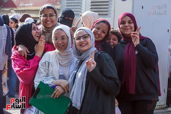 ابتسامة الطالبات قبل بدء الامتحان
