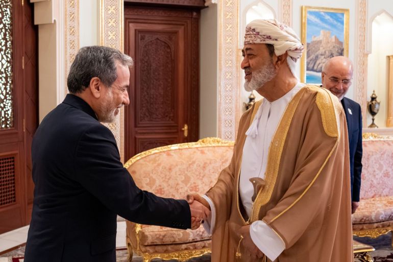 السُّلطان العماني يستقبل بقصر البركة العامر، معالي الدكتور رئيس مجلس الشورى بالجمهورية الإسلامية الإيرانية وبمعيته معالي الدكتور وزير الخارجية الإيراني المصدر وكالة الأنباء العمانية @OmanNewsAgency