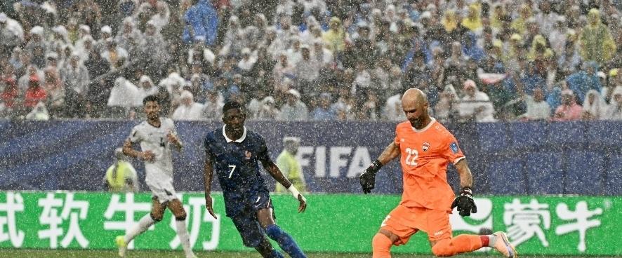 عاجل  إخلاء ملعب مباراة العراق وفرنسا نتيجة الأمطار الغزيرة والطلب من الجماهير الاحتماء لحين انتهاء العواصف الرعدية وتأخير بدء الشوط الثاني لمدة 30 دقيقة