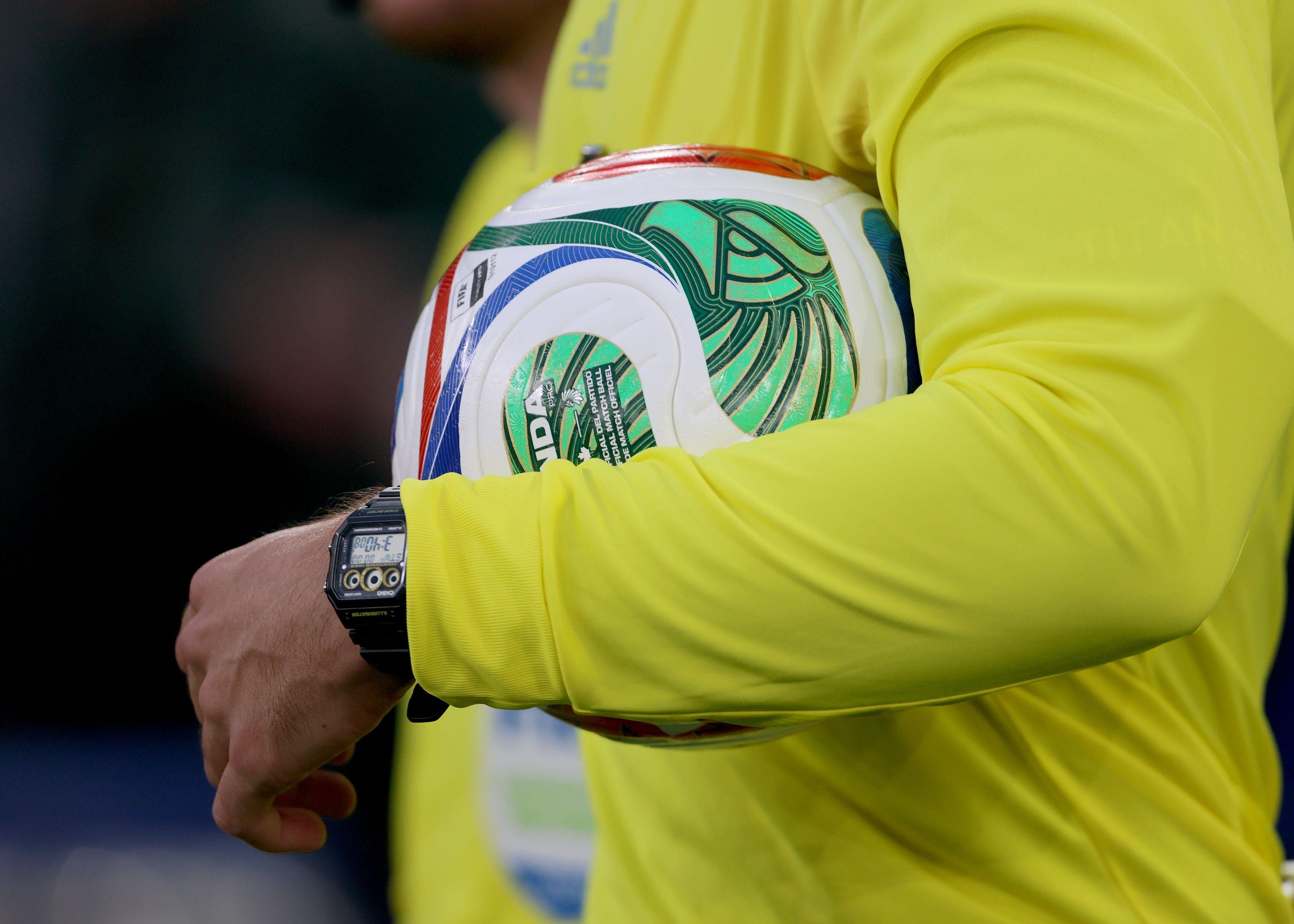 حكم يحمل كرة كأس العالم 2026