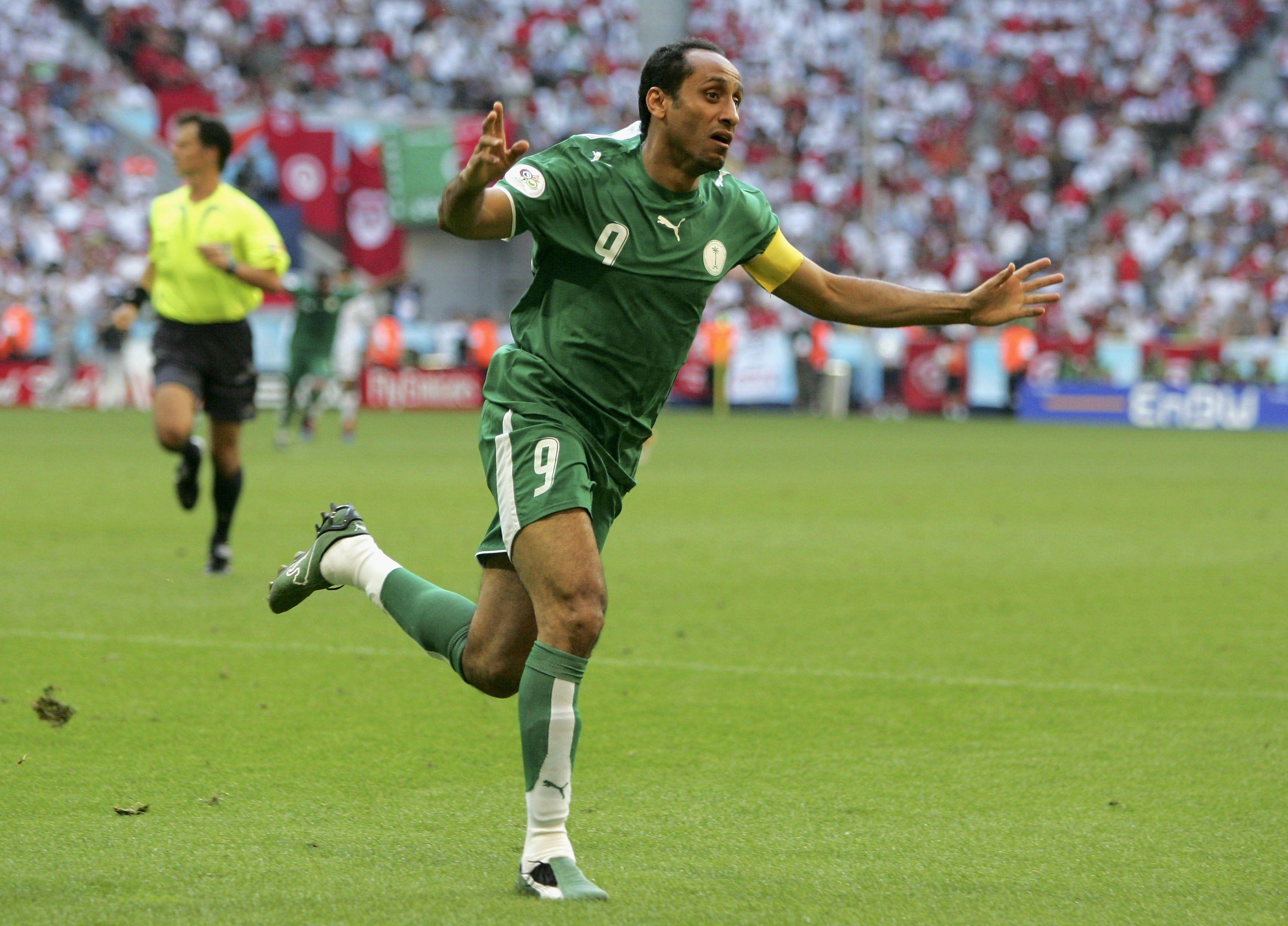 اللاعب السعودي المخضرم سامي الجابر يحتفل بعد تسجيله الهدف الثاني لمنتخب بلاده أمام نظيره التونسي في التعادل بهدفين لمثلهما ضمن منافسات المجموعة الثامنة على ملعب أليانز أرينا في ميونخ في كأس العالم عام 2006.