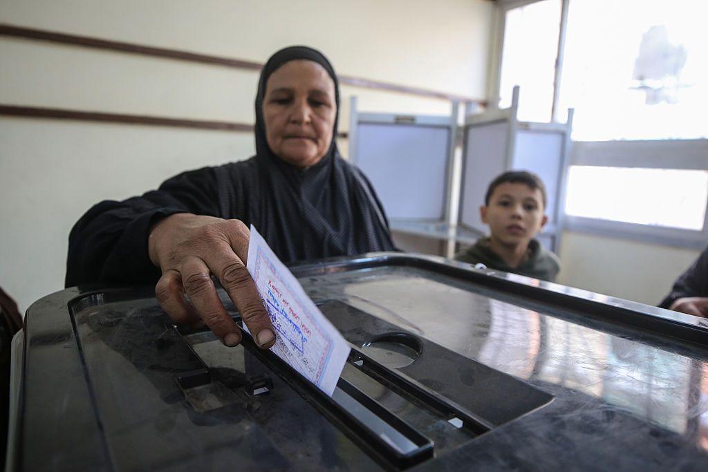صورة تظهر إحدى السيدات وهي تدلي بصوتها في الانتخابات البرلمانية عام 2025.