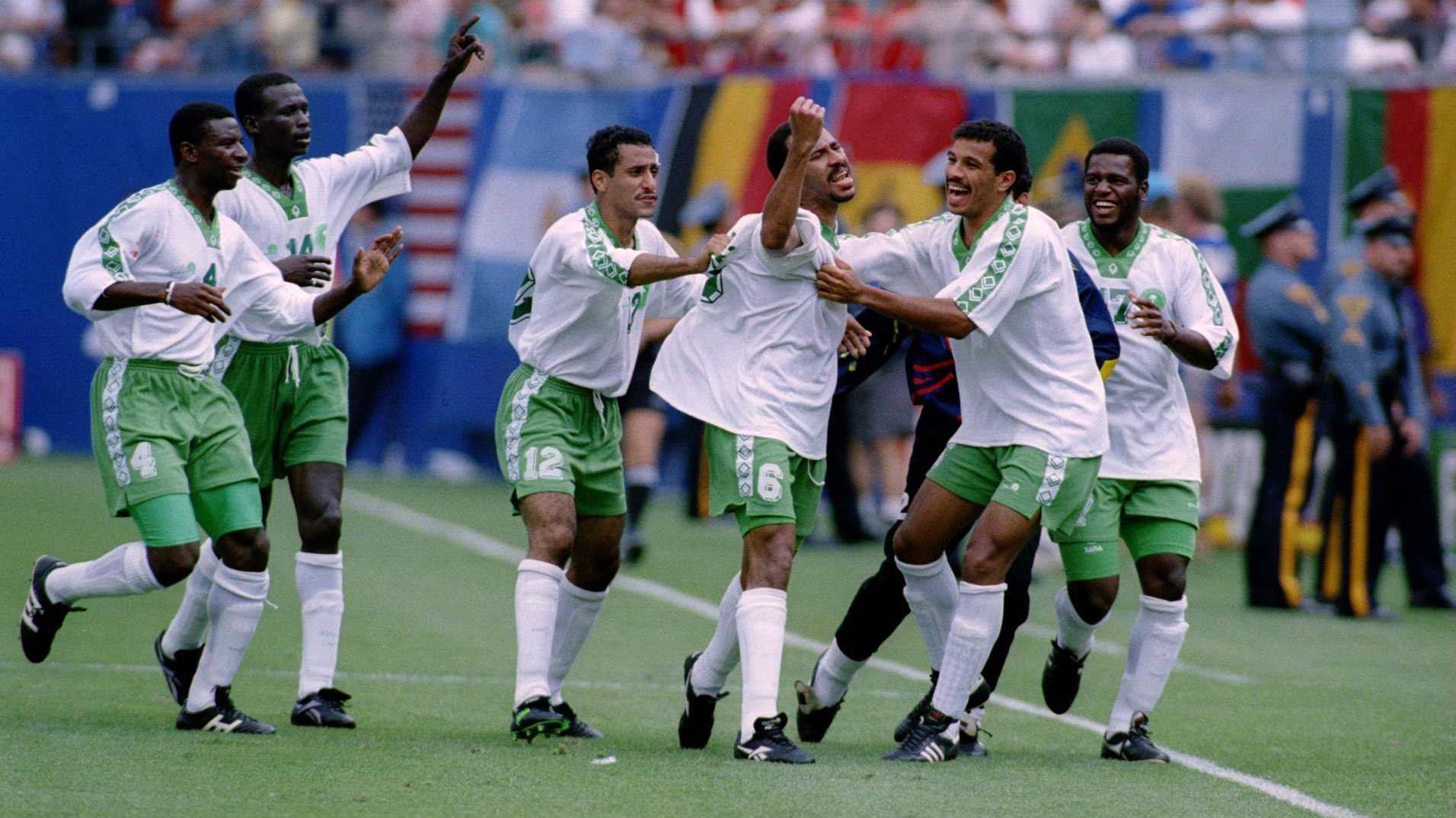 احتفال السعودي فؤاد أنور مع زملائه بعيد تسجيله الهدف الثاني لمنتخب بلاده أمام المغرب خلال منافسات كأس العالم عام 1994 في الولايات المتحدة.