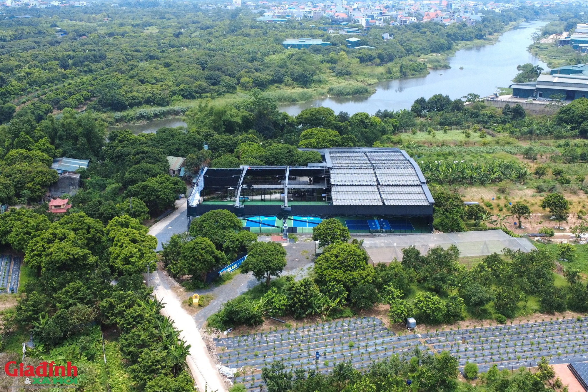 Hà Nội: Sau phản ánh của Gia đình và Xã hội, cụm sân thể thao trái phép ven sông Đáy khẩn trương tháo dỡ - Ảnh 1.