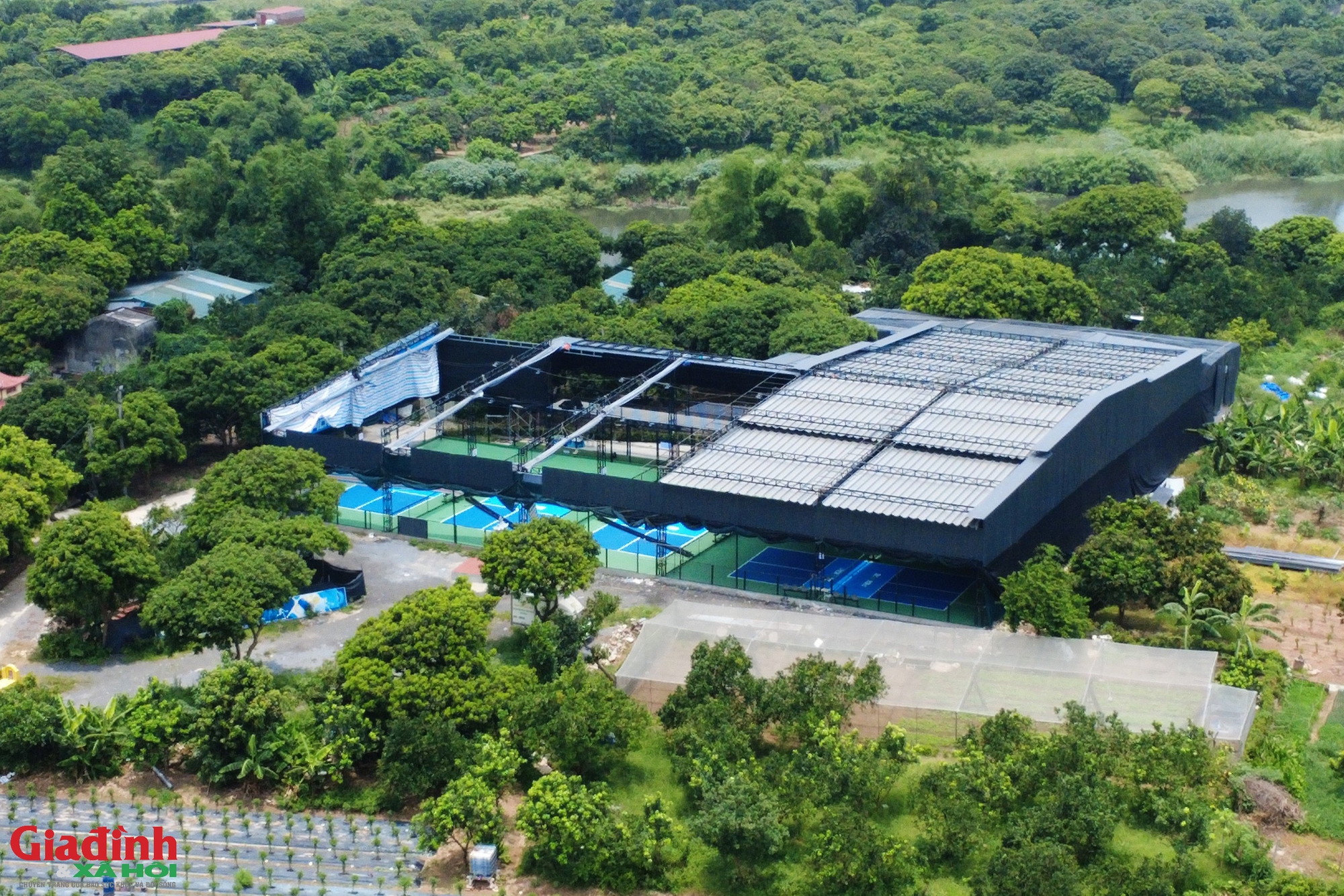 Hà Nội: Sau phản ánh của Gia đình và Xã hội, cụm sân thể thao trái phép ven sông Đáy khẩn trương tháo dỡ - Ảnh 3.