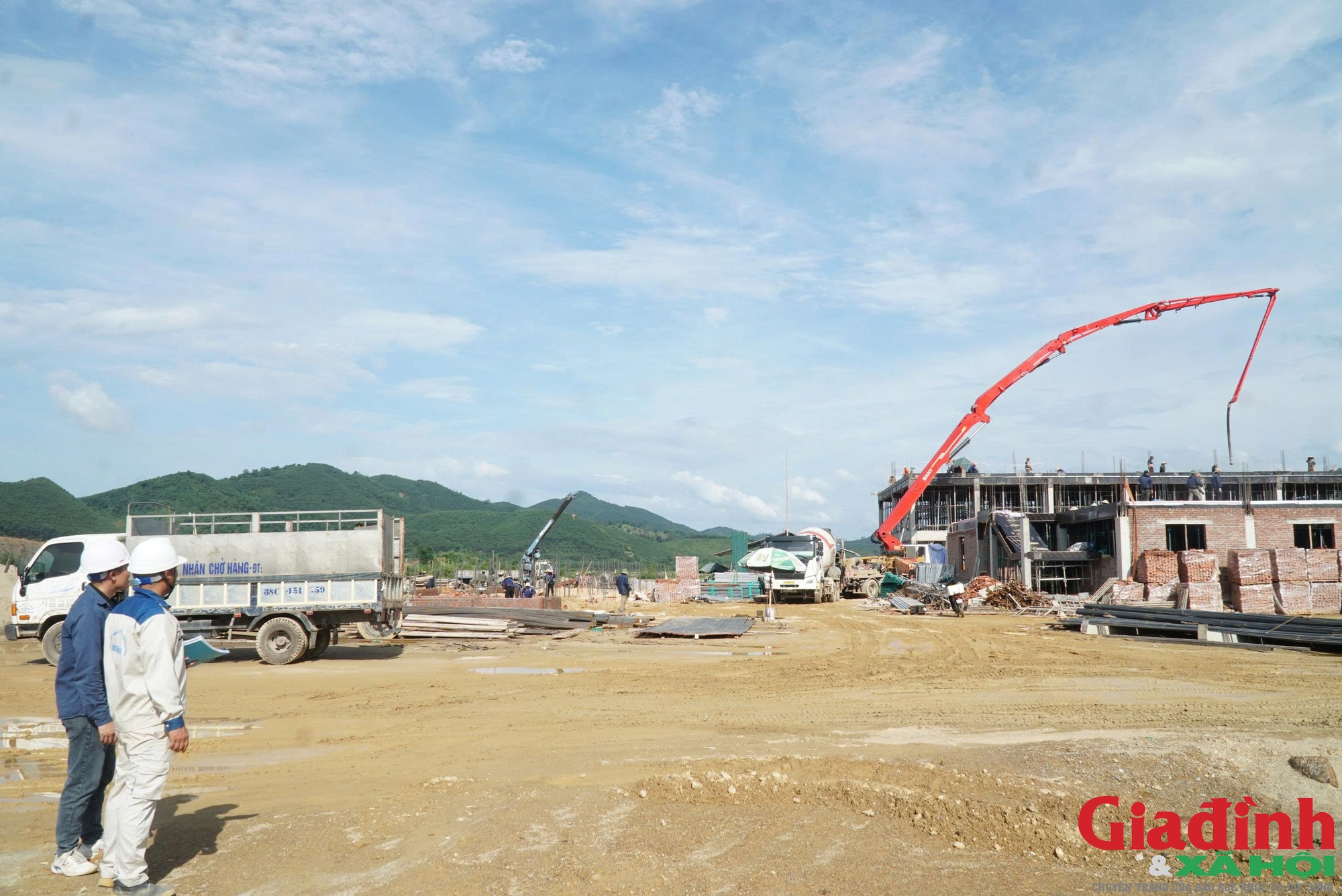 Gấp rút thi công hoàn thành 10 trường nội trú liên cấp biên giới trước năm học mới - Ảnh 1.