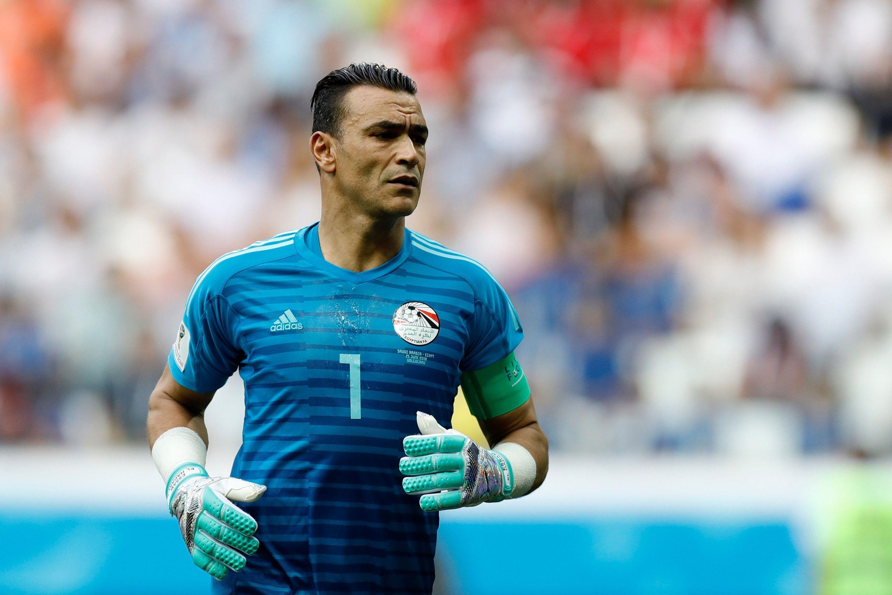 حارس المرمى المنتخب المصري عصام الحضري خلال اللقاء أمام المنتخب السعودي ضمن منافسات المجموعة الأولى في كأس العالم لكرة القدم في روسيا عام 2018