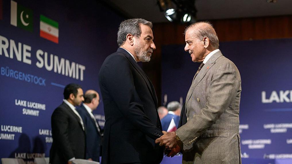 وزير الخارجية الإيراني عباس عراقجي (يساراً) يصافح رئيس الوزراء الباكستاني شهباز شريف قبيل اجتماع رباعي بين الولايات المتحدة وإيران وباكستان وقطر في منتجع بورغنشتوك المطل على بحيرة لوسيرن في سويسرا، في 21 يونيو/حزيران 2026.
