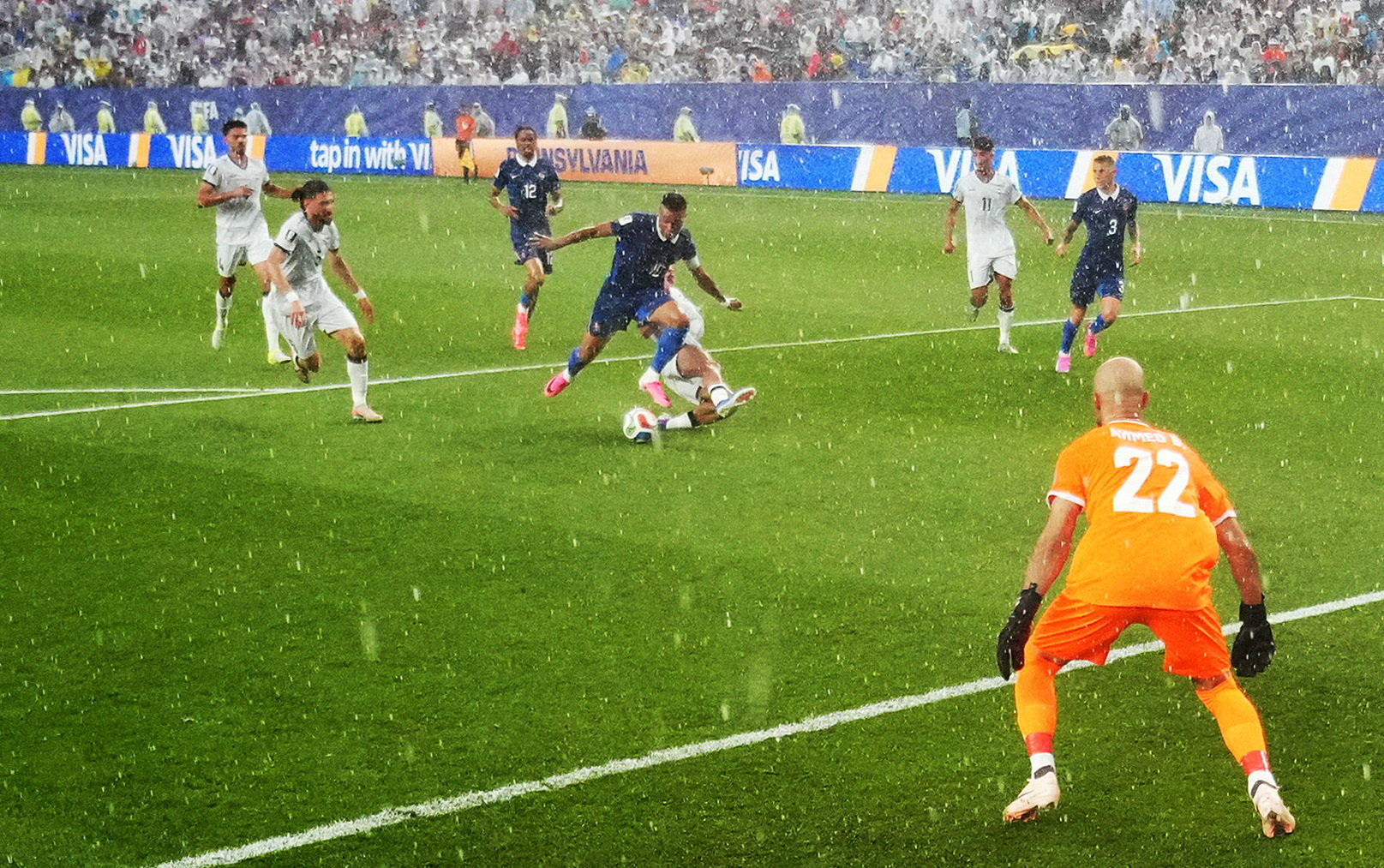 Nóng: Trận Pháp gặp Iraq tạm dừng vì mưa lớn, Mbappe đang 'sung' thì... phải nghỉ- Ảnh 1.