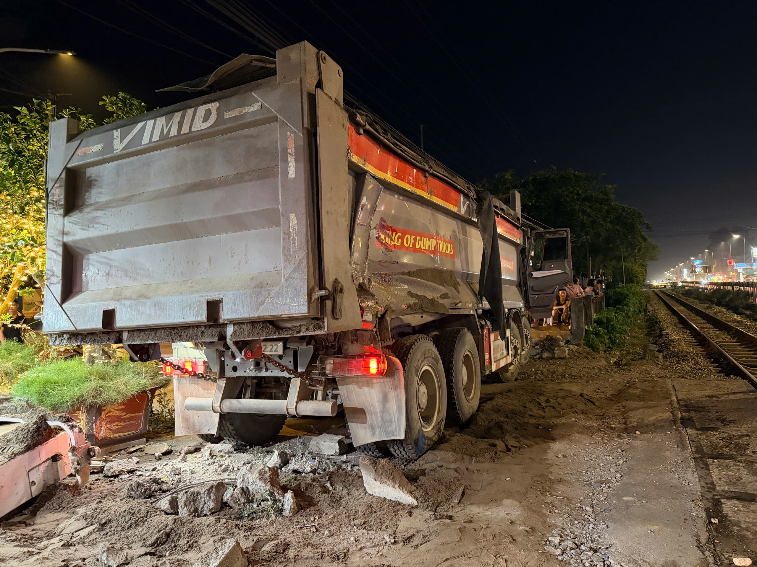 Vụ tàu hỏa đâm văng xe tải tại Thường Tín, Cục CSGT cảnh nóng- Ảnh 2.