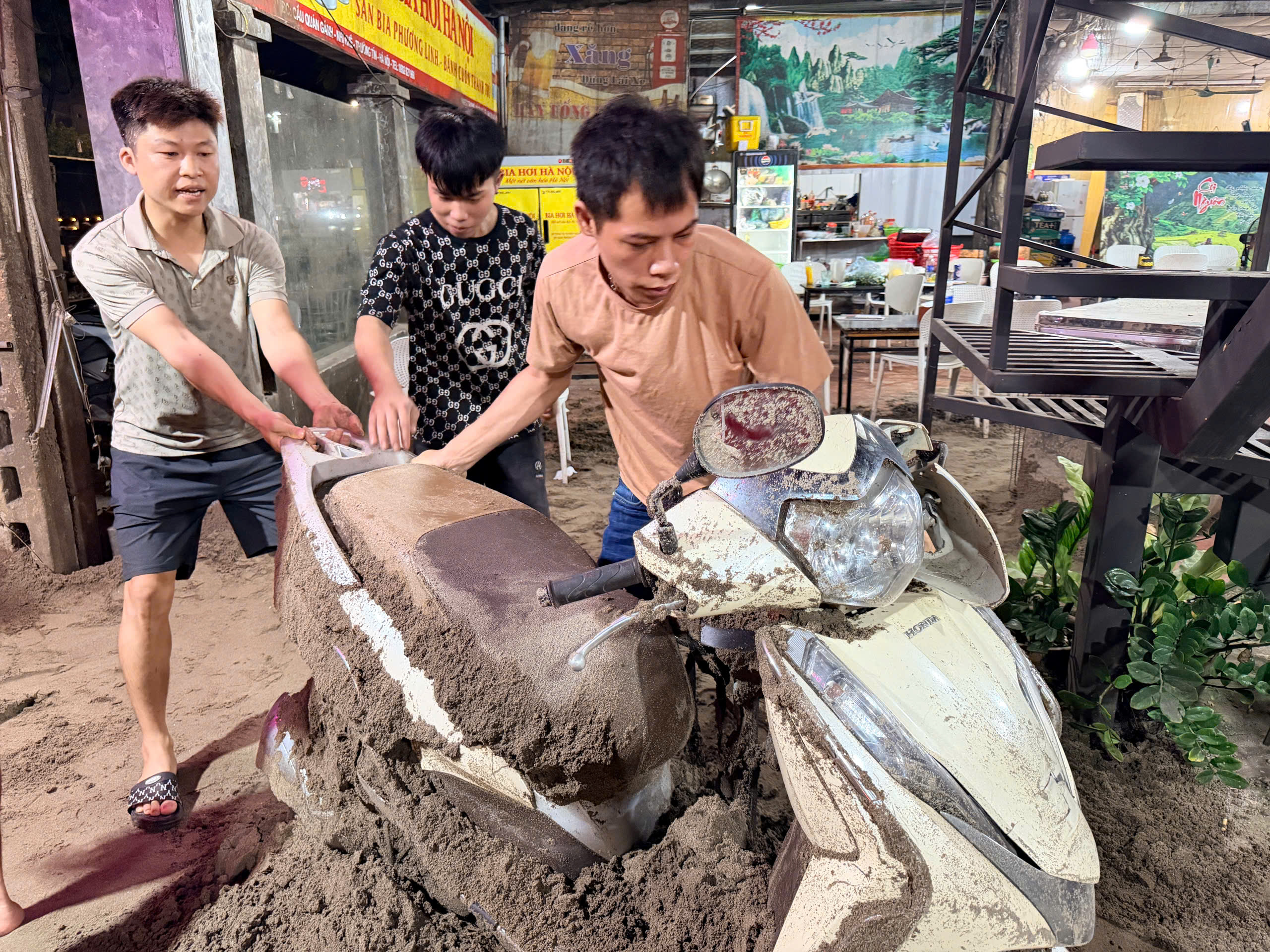 Vụ tàu hỏa đâm văng xe tải tại Thường Tín, Cục CSGT cảnh nóng- Ảnh 3.